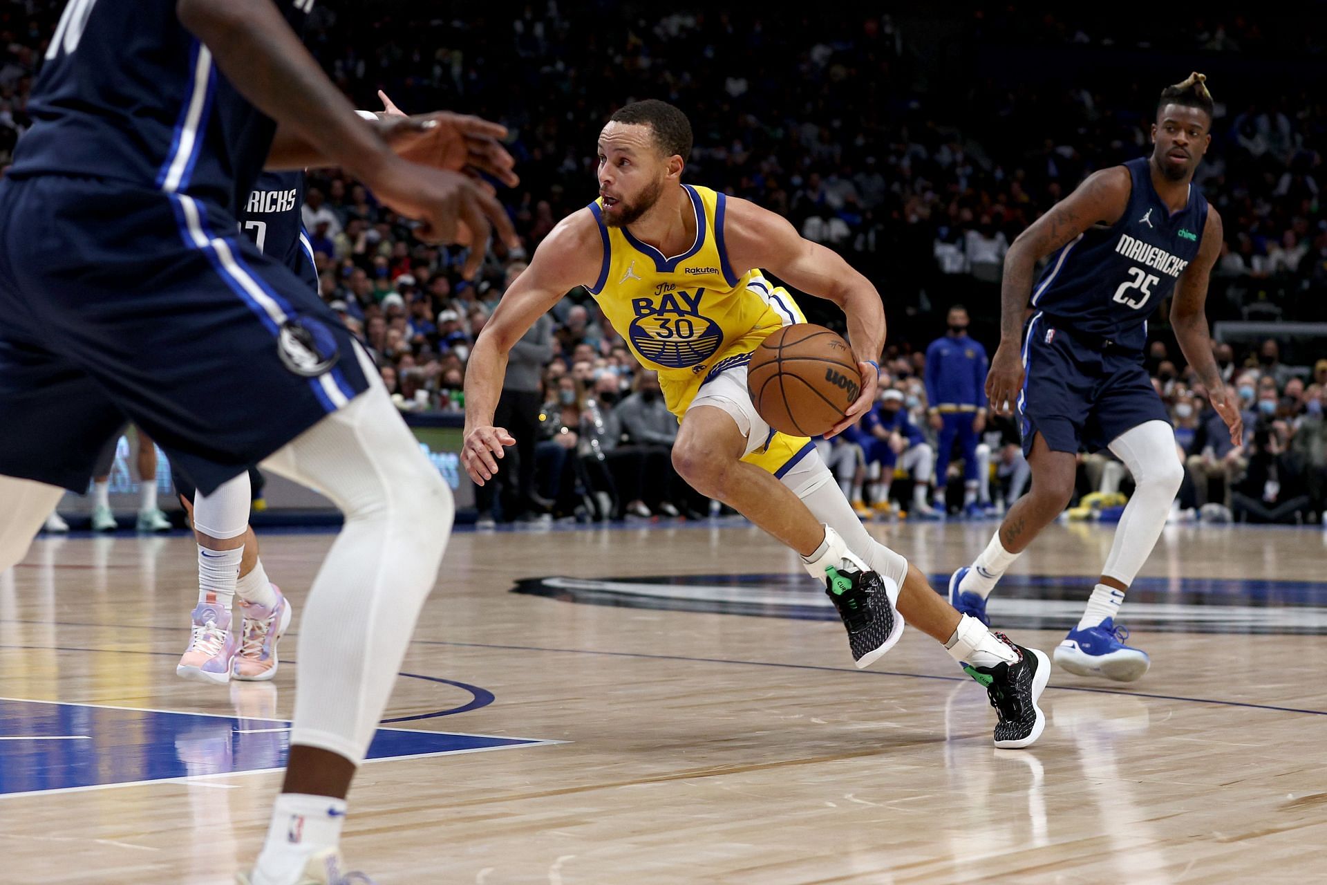 Steph Curry #30 of the Golden State Warriors drives to the basket against Reggie Bullock #25 of the Dallas Mavericks in the third quarter at American Airlines Center on January 05, 2022 in Dallas, Texas.