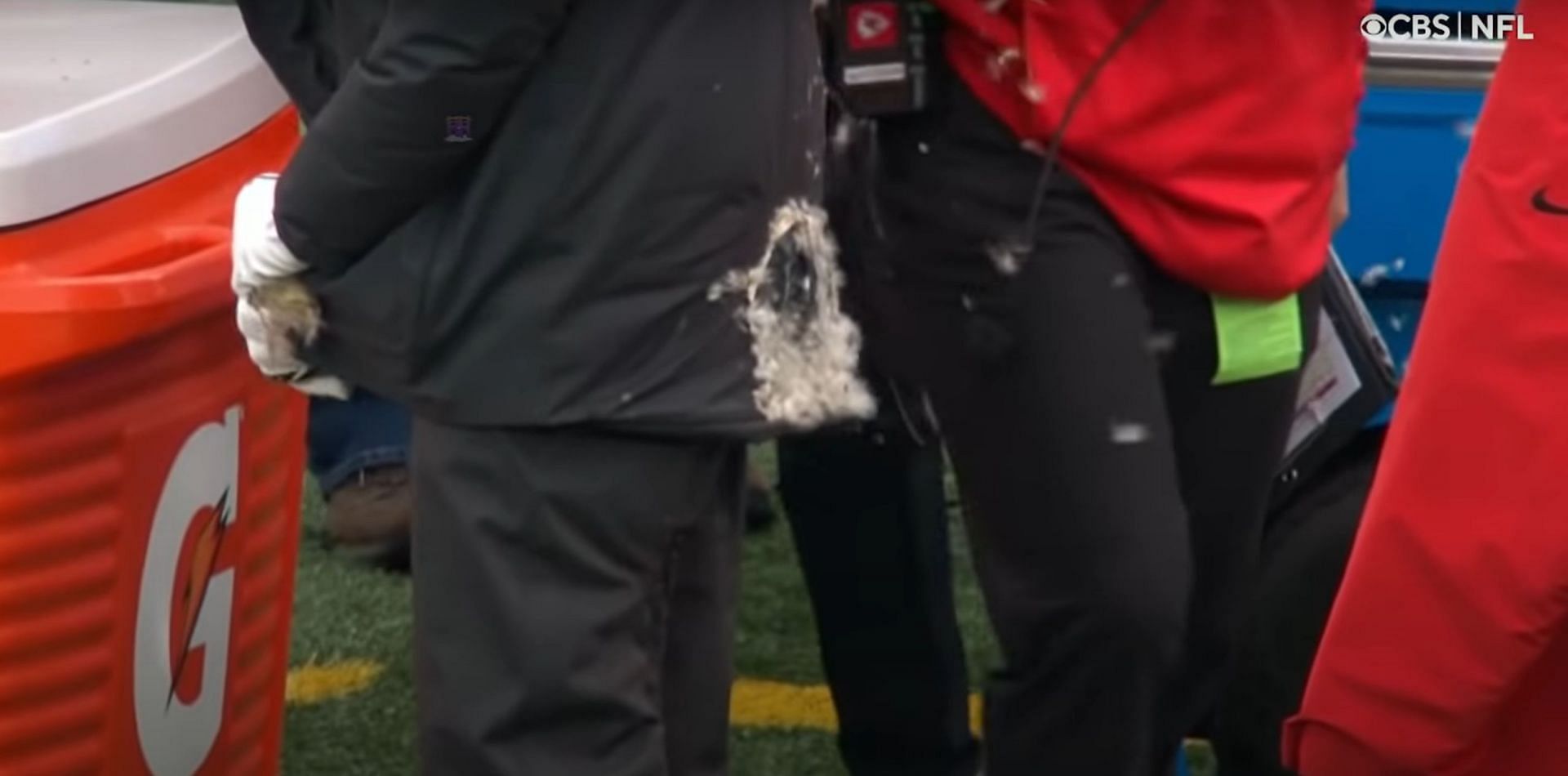 How Patrick Mahomes reacted to the coat fire on the Chiefs sideline