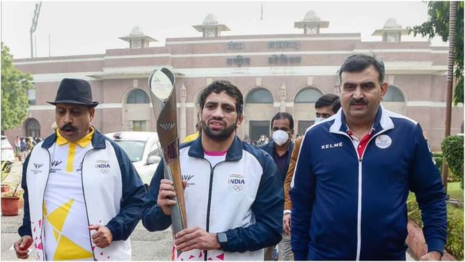 Ravi Dahiya starts Queen's Baton Relay for the 2022 Birmingham Commonwealth Games in India