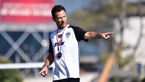 Bengaluru FC head coach instructing the players during training. (Image Courtesy: Twitter)