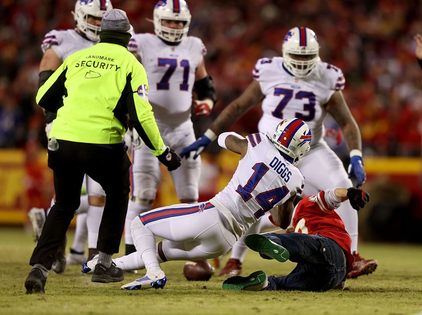 Fan runs onto field during Chiefs-Bills game over $1,000 bet, is later  arrested 