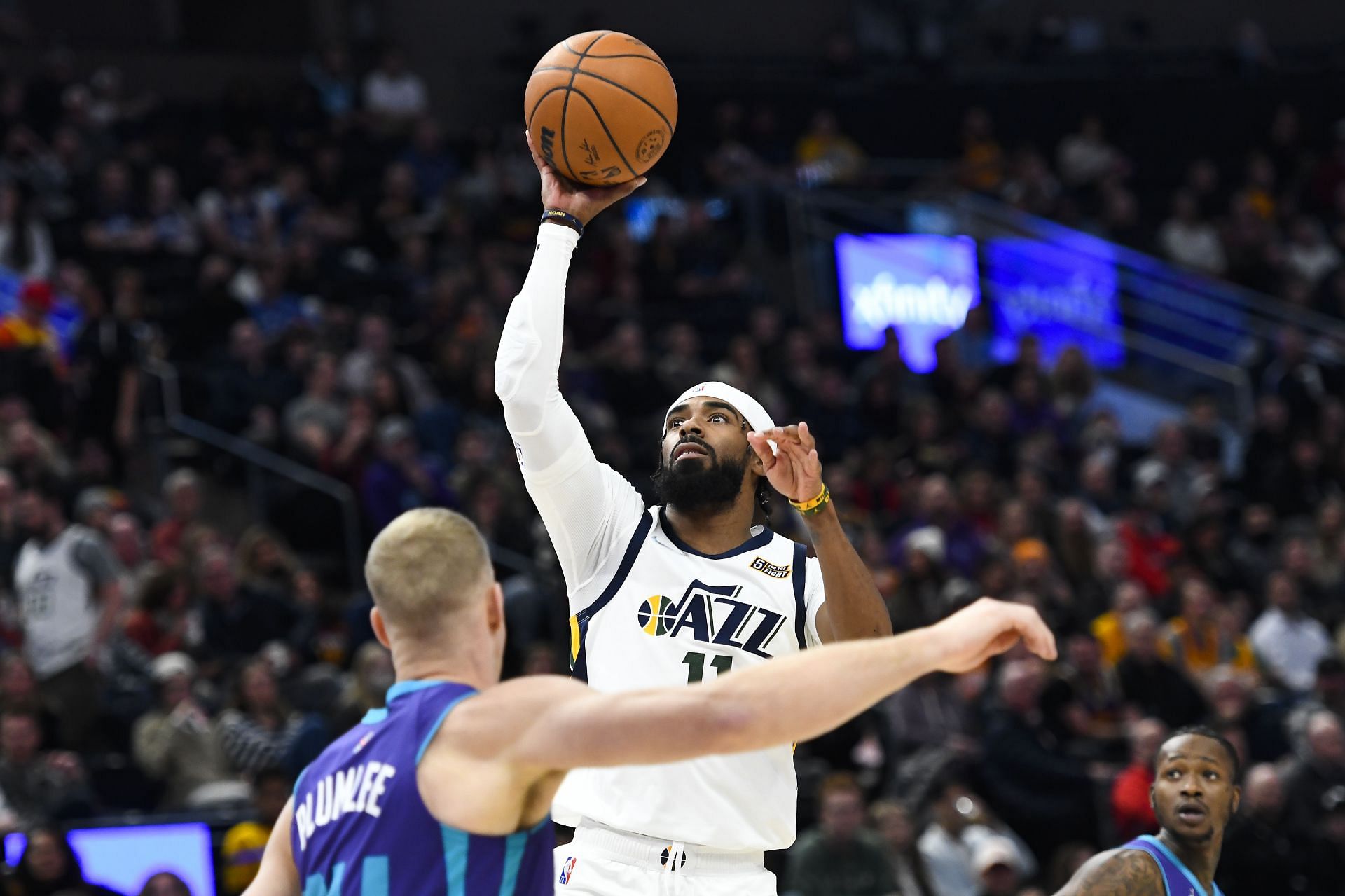 Mike Conley elevates to shoot a floater.