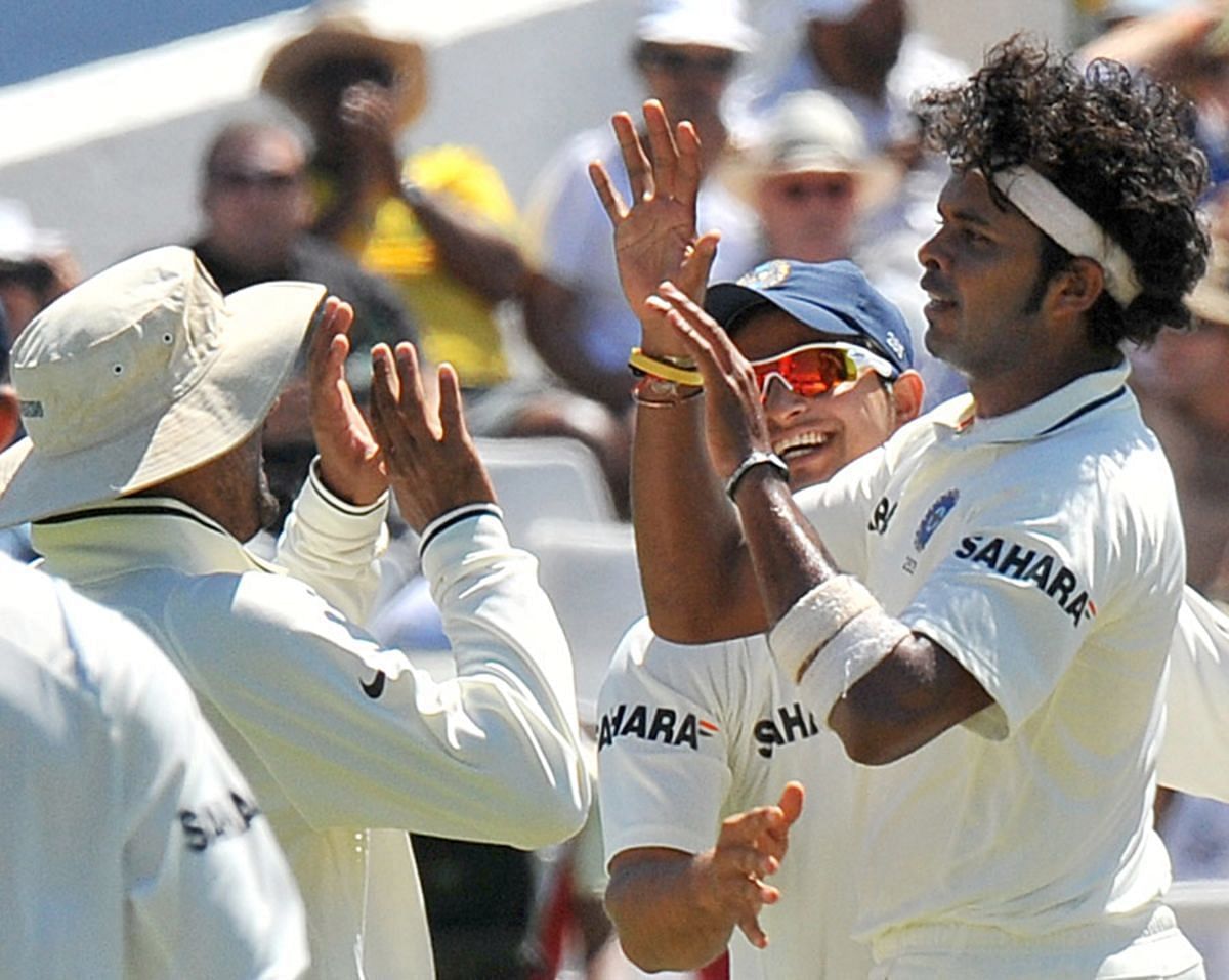 विकेट लेने के बाद जश्न मनाते हुए अन्य खिलाड़ियों के साथ जश्न मनाते हुए भारतीय खिलाड़ी