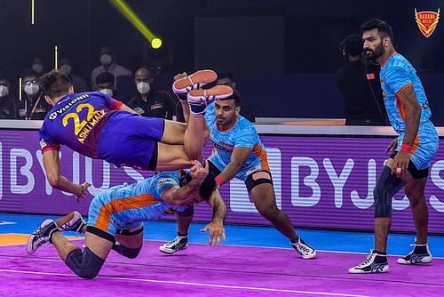 Ashu Malik in action for Dabang Delhi KC - Image Courtesy: Dabang Delhi Twitter