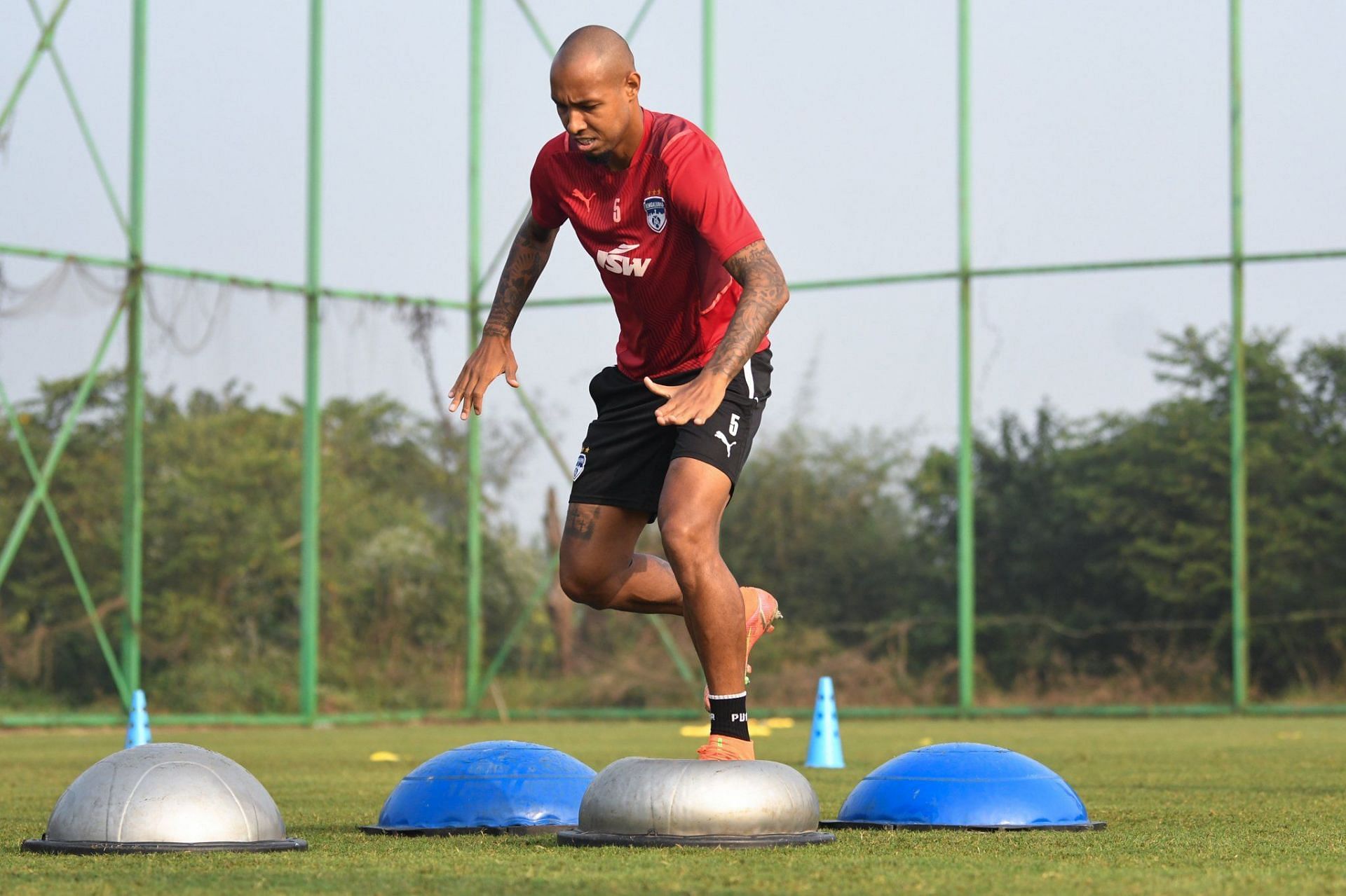 Bengaluru FC center-back Alan Costa training ahead of SC East Bengal clash. (Image Courtesy: Twitter/bengalurufc)