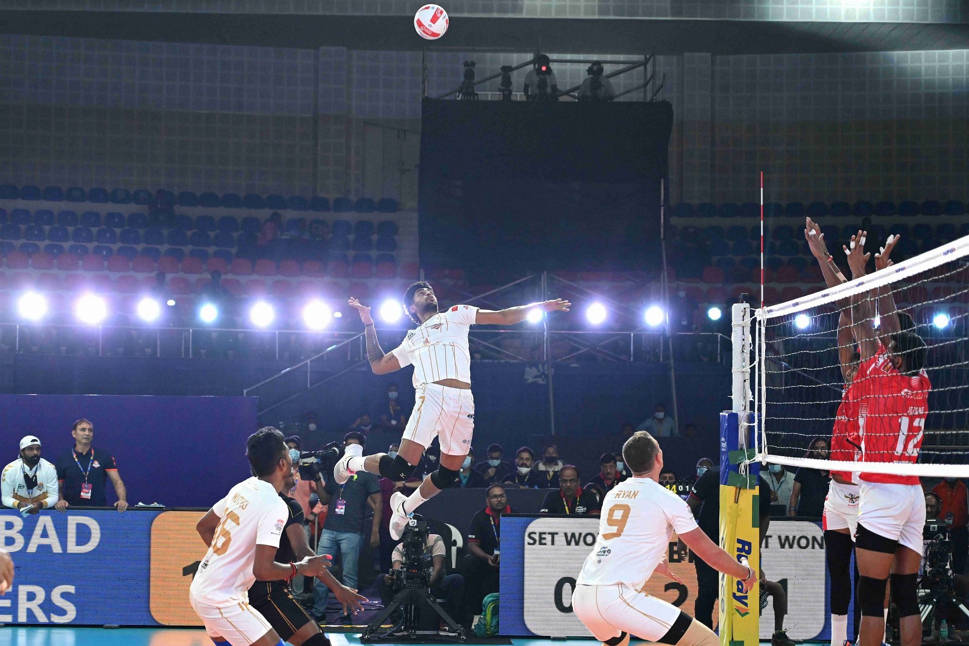 Action during the Ahmedabad Defenders and Calicut Heroes match. (PC: PVL)