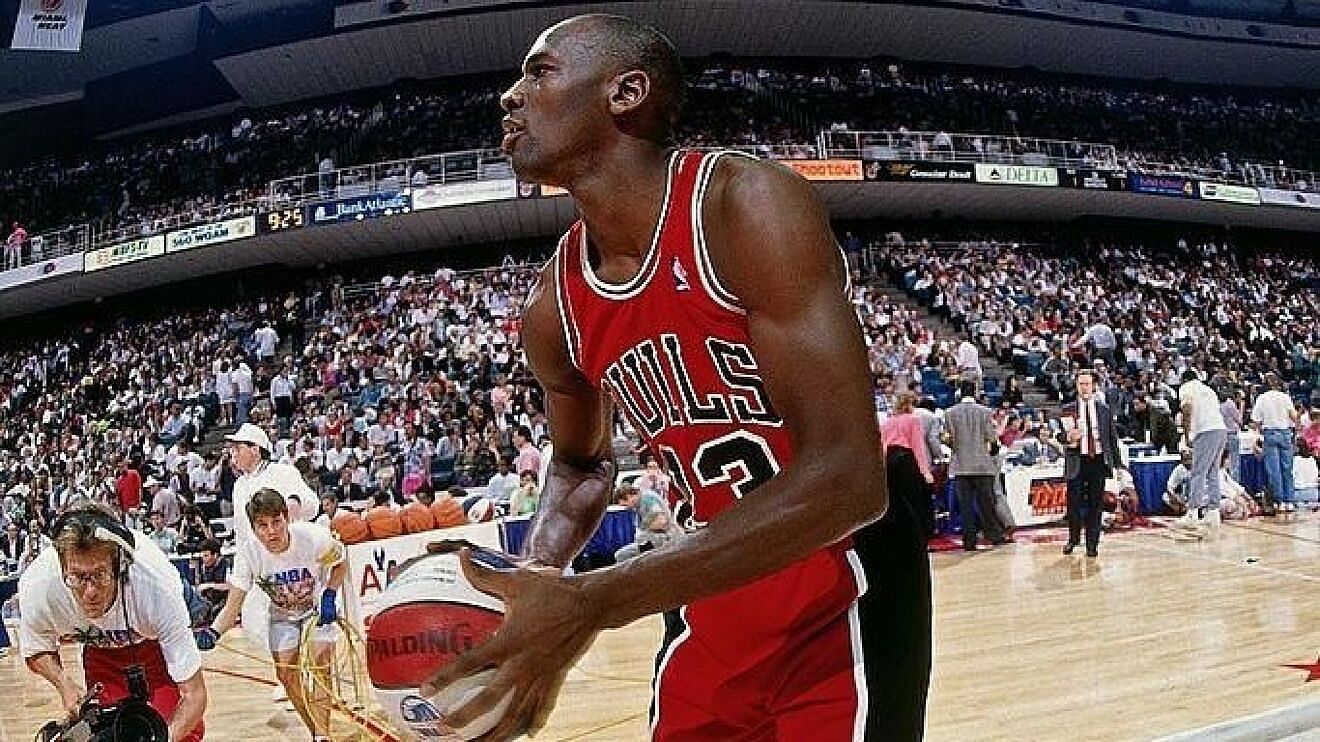 Michael Jordan&#039;s disastrous 5-point showing in the 1990 Three-Point Contest stole the thunder from eventual winner and teammate Craig Hodges. [Photo: MARCA]