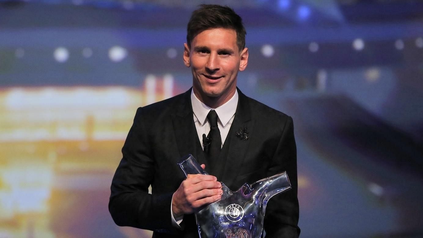 Lionel Messi holding the 2014-15 Player of the Year award