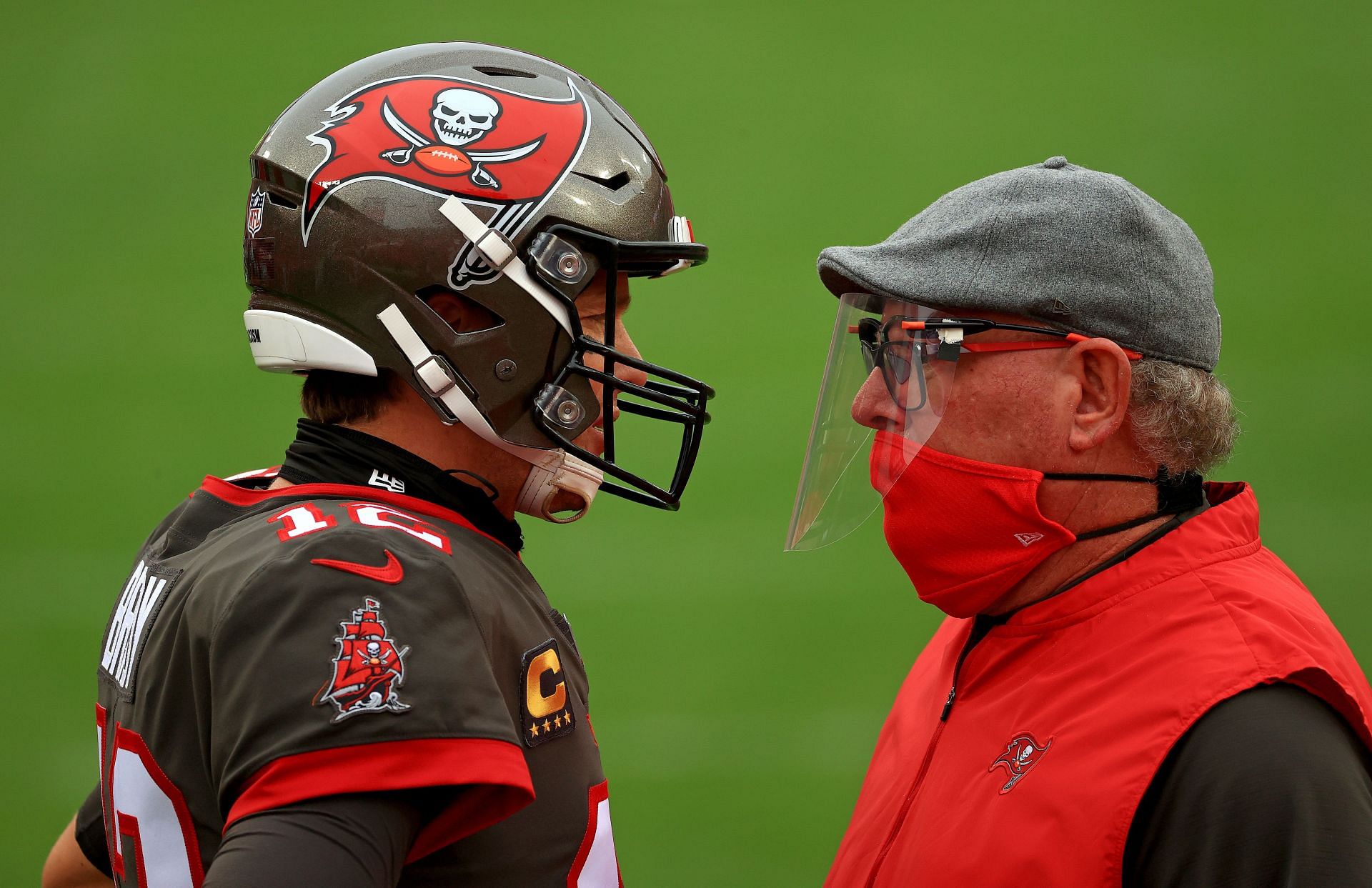 Tom Brady and Bruce Arians talk on the sidelines