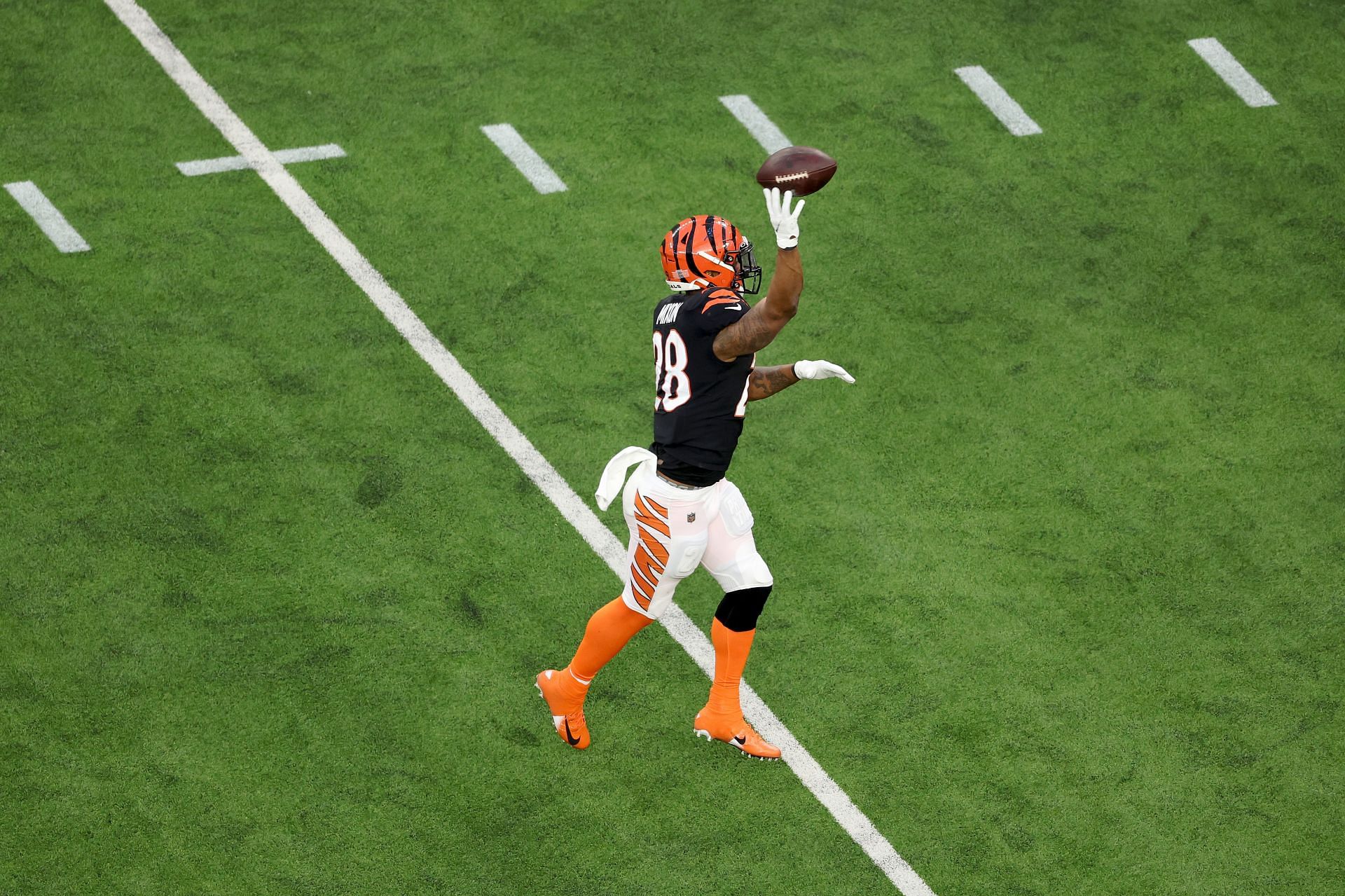 Mixon-to-Higgins! Bengals' first TD is RB's first pass in five seasons