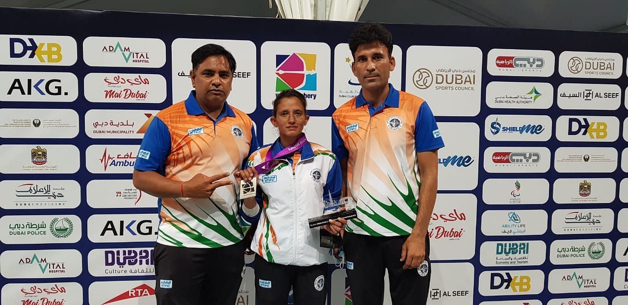 Pooja Jatyan (centre) with her silver medal. (PC: Asian Paralympic Committee)
