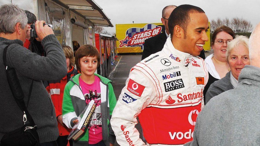 George Russell (in green jacket) waits in line for Lewis Hamilton&#039;s autograph (Image Courtesy: @Motor_Sport on Twitter.)