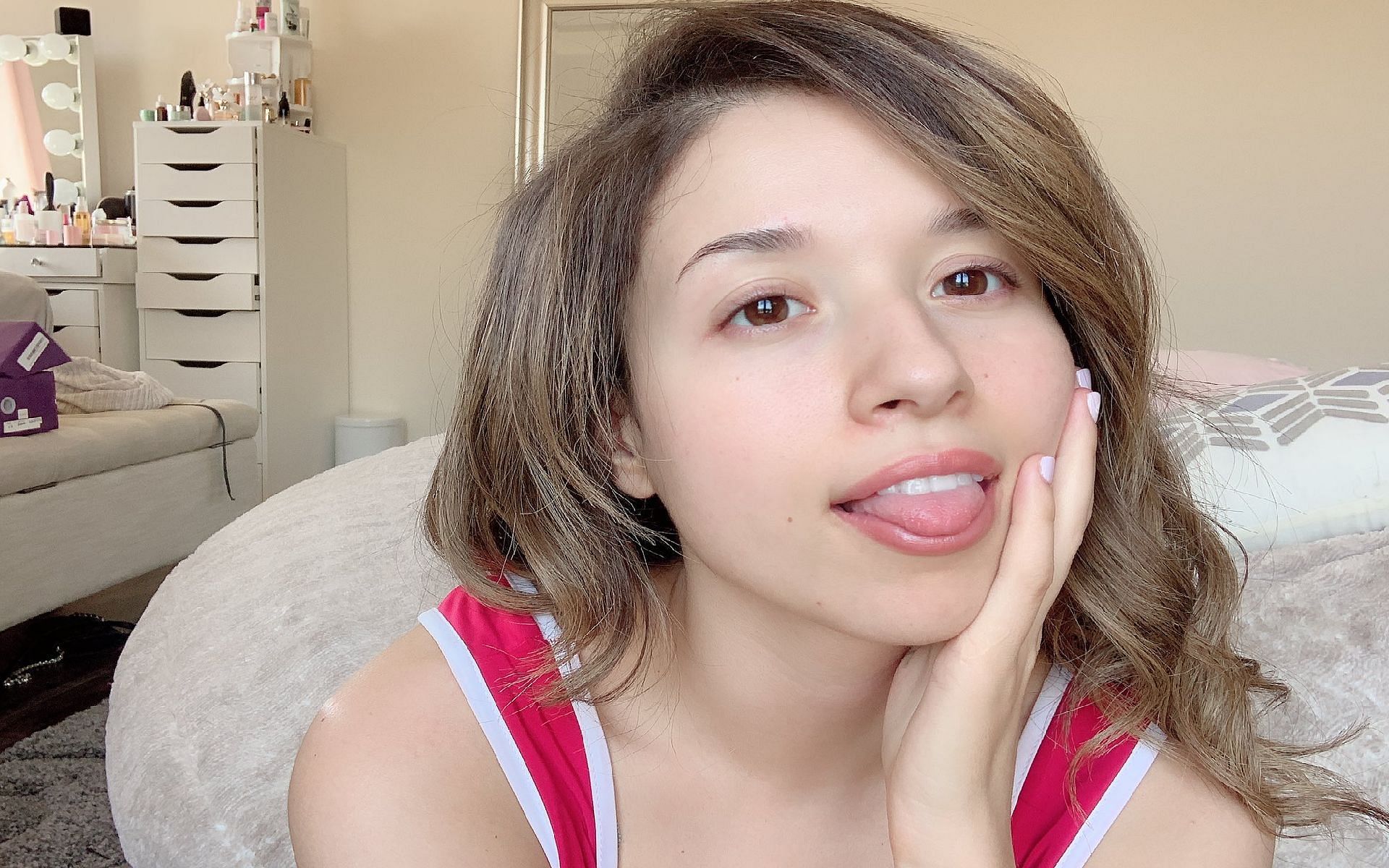 Taking a look at the origin of Pokimane&#039;s infamous no makeup picture (Images via Pokimanelol/Twitter)
