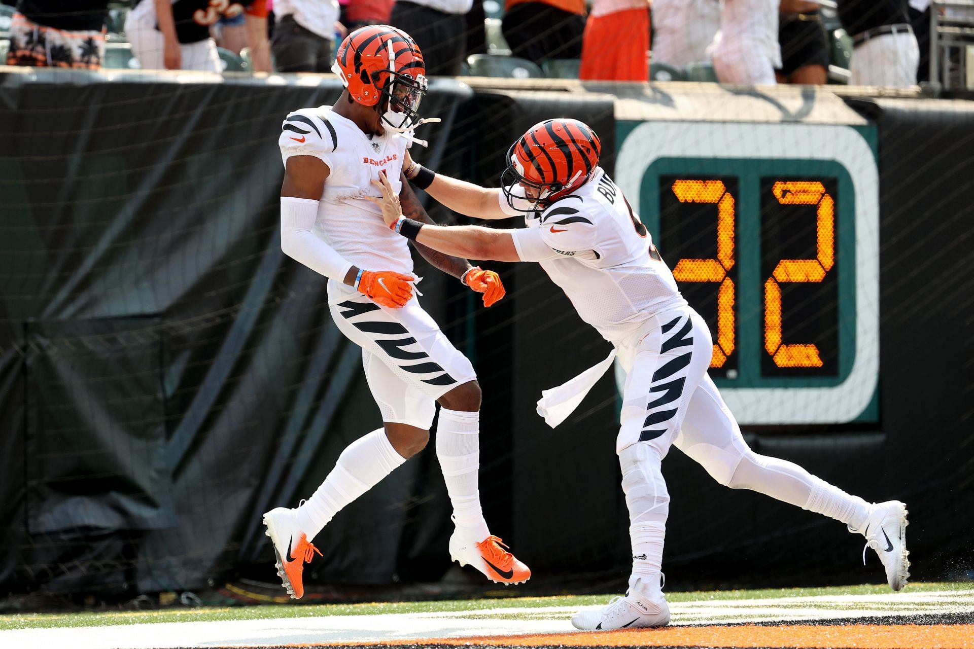 Bengals' Joe Burrow hooks up with Ja'Marr Chase for two touchdowns