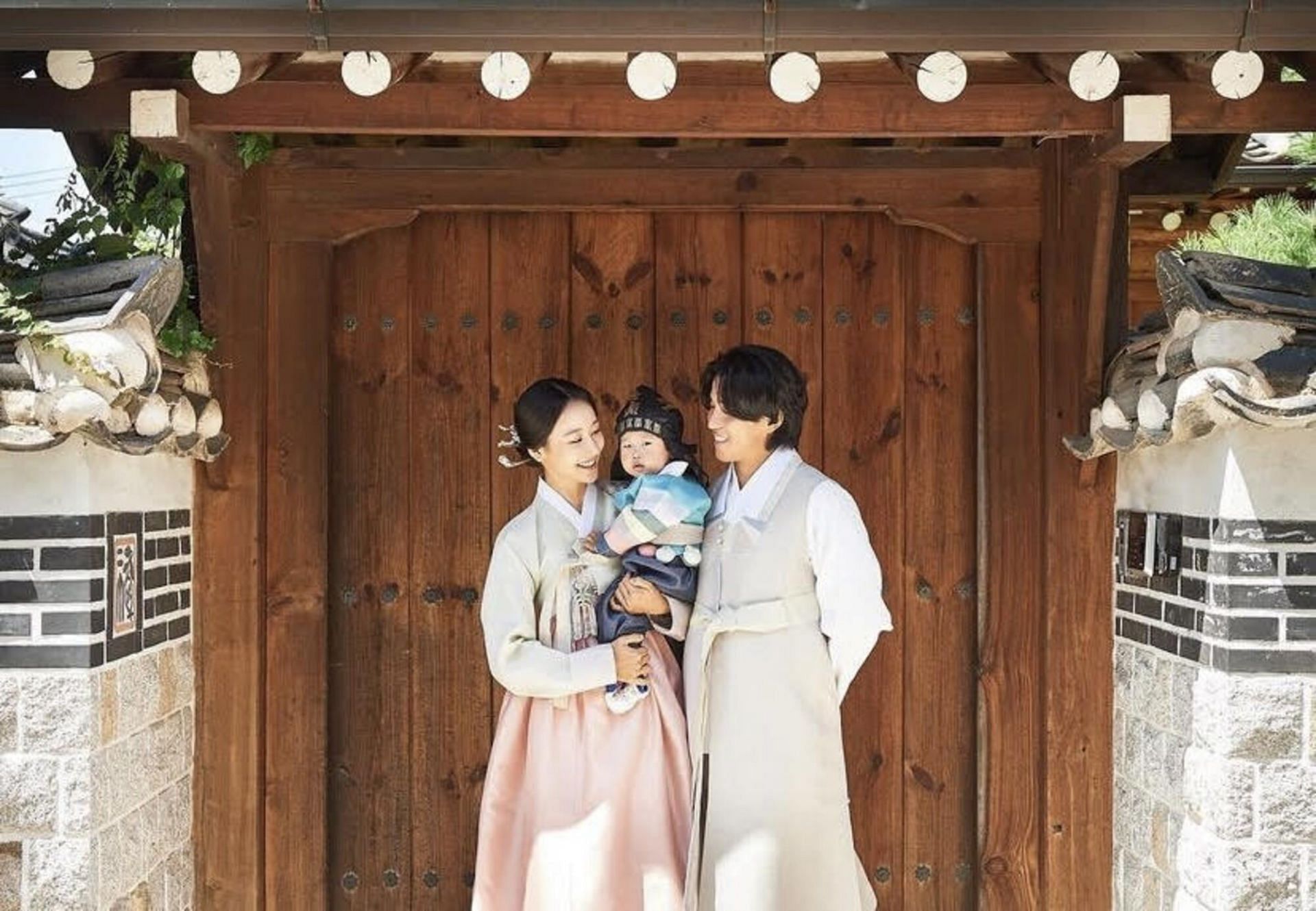 Gummi posing with her family (Image via Instagram/@g.mi)