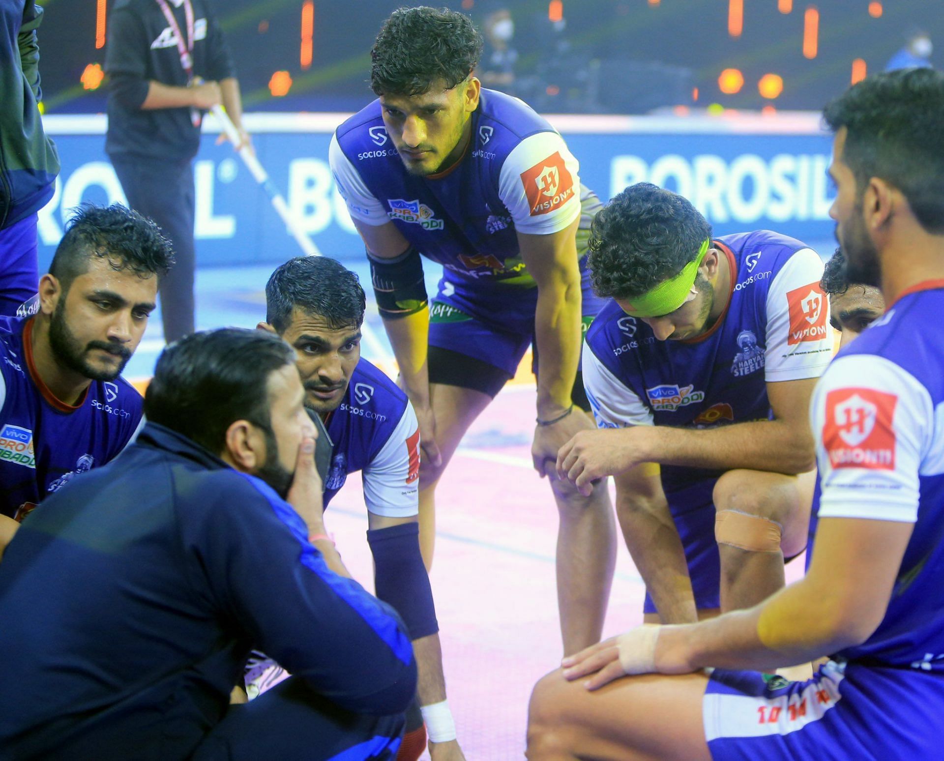 Haryana Steelers&#039; players have a talk with their coach during the time-out - Image Courtesy: Haryana Steelers Twitter