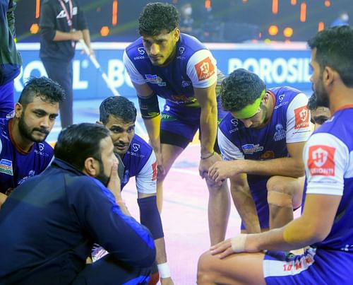 Haryana Steelers' players have a talk with their coach during the time-out - Image Courtesy: Haryana Steelers Twitter