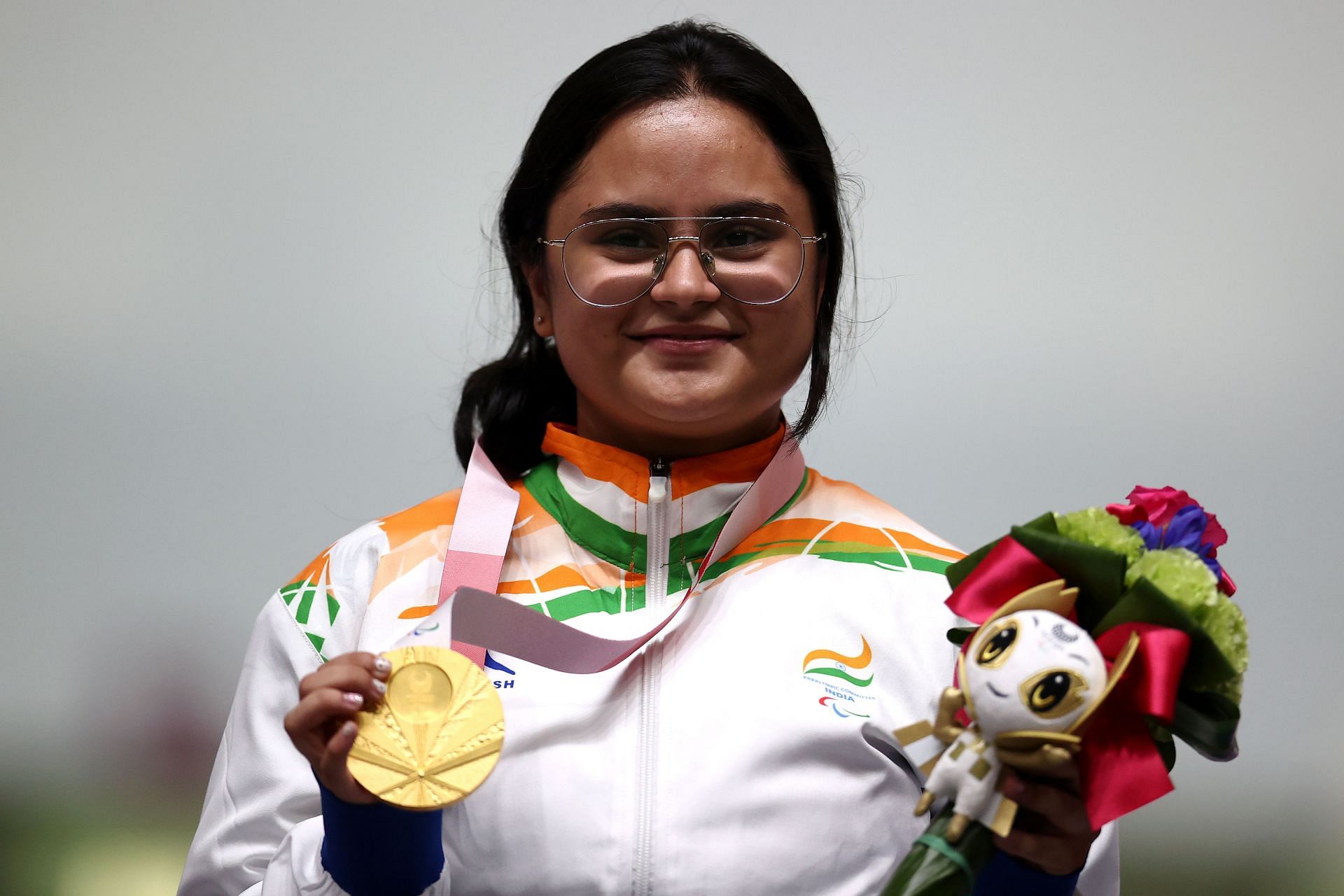 Avani poses with her Paralympic gold medal. (PC: Getty Images)