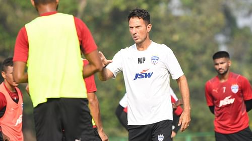 Marco Pezzaiuoli instructing the Bengaluru FC players in training. (Image Courtesy: Twitter/bengalurufc)