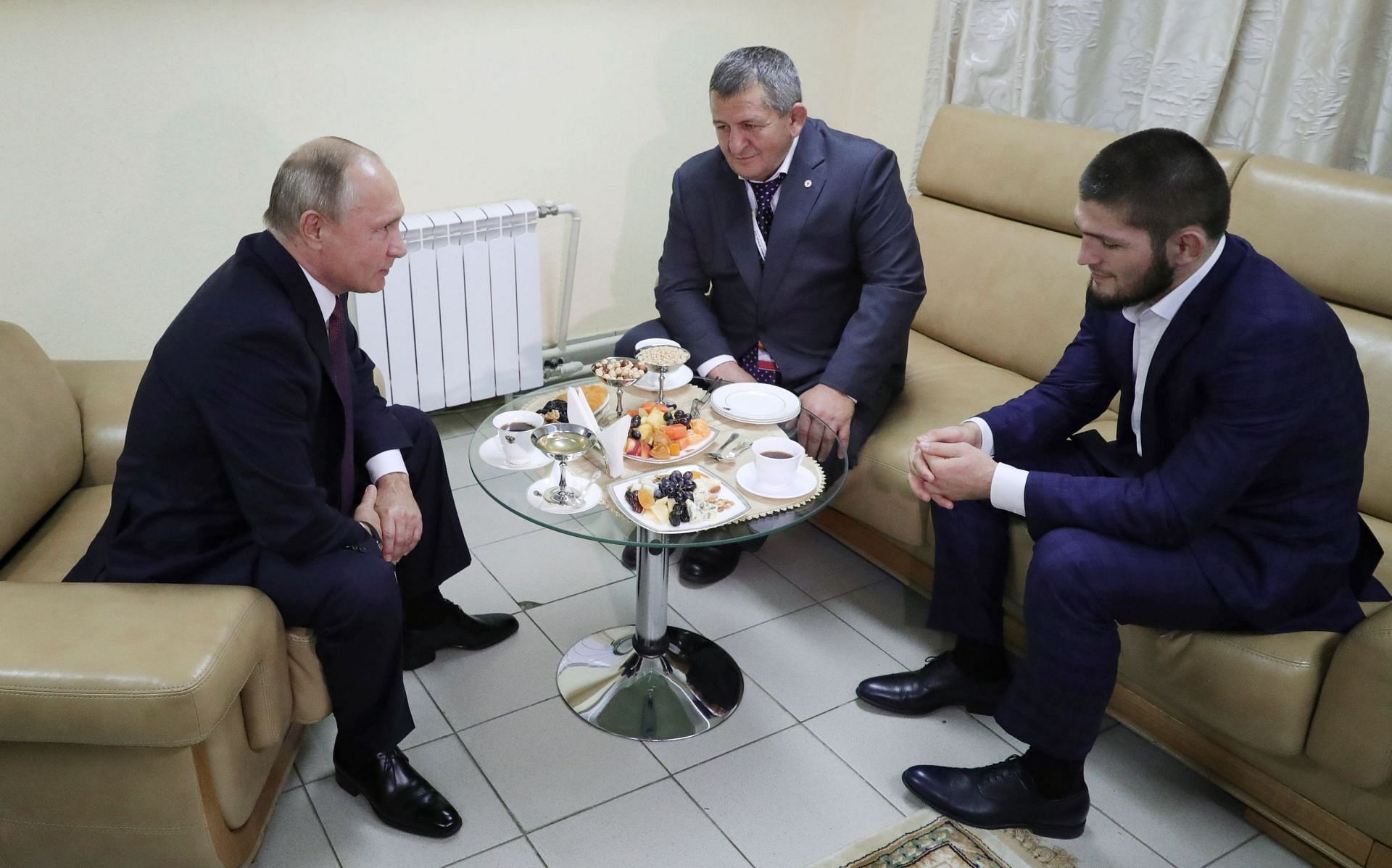 Khabib Nurmagomedov meets Vladimir Putin [Photo via @bokamotoESPN on Twitter]