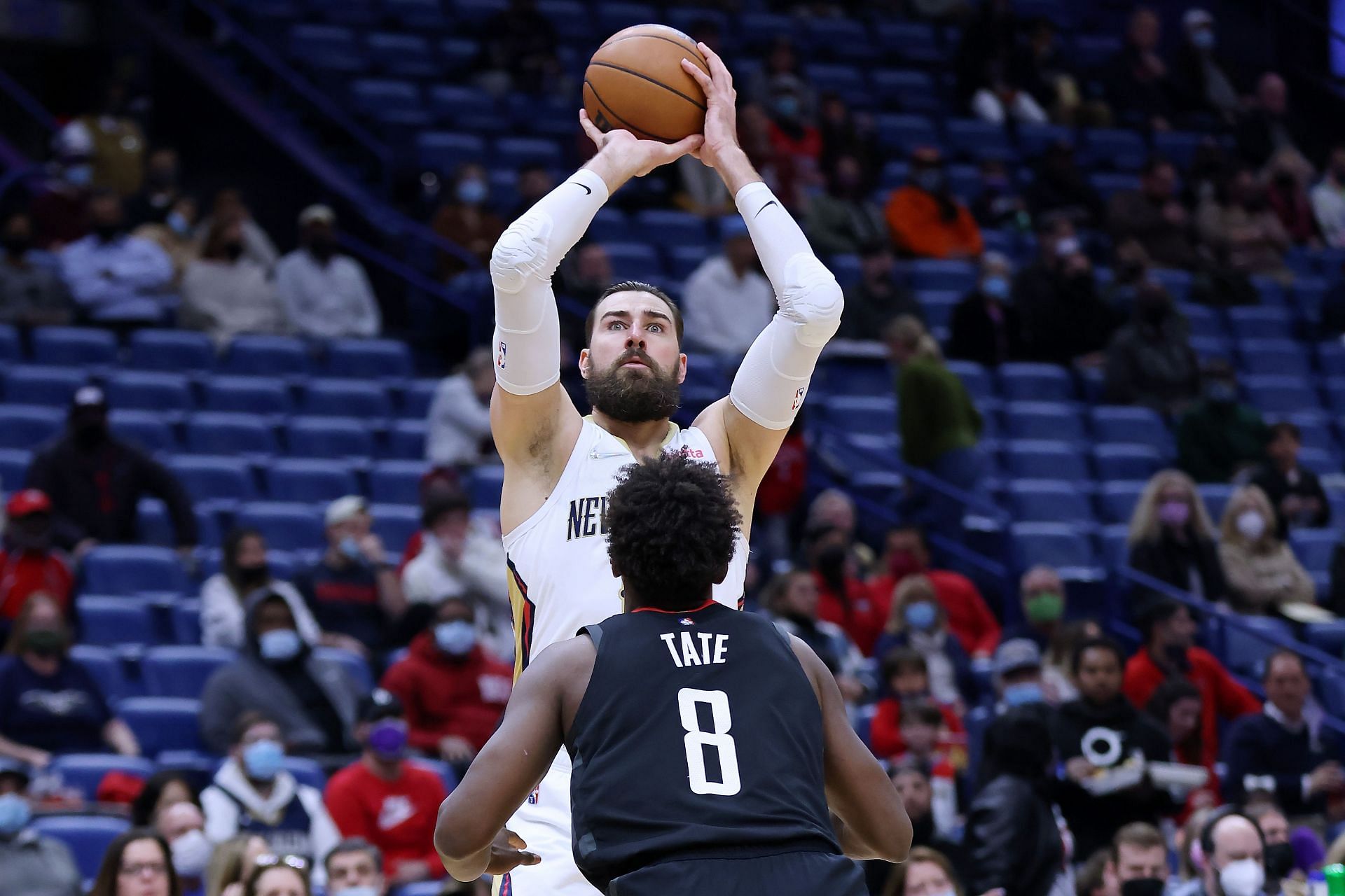 Jonas Valanciunas shoots over Jae'Sean Tate.