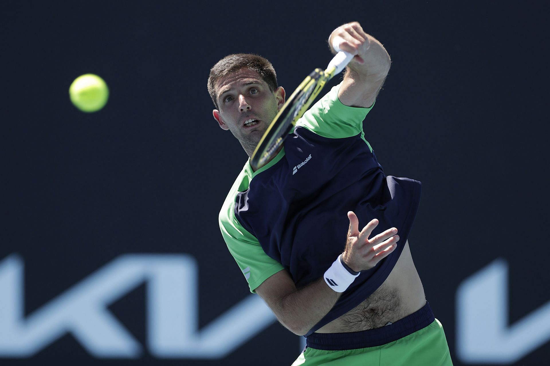 Federico Delbonis reached the second round of the Argentina Open by defeating Juan Martin del Potro