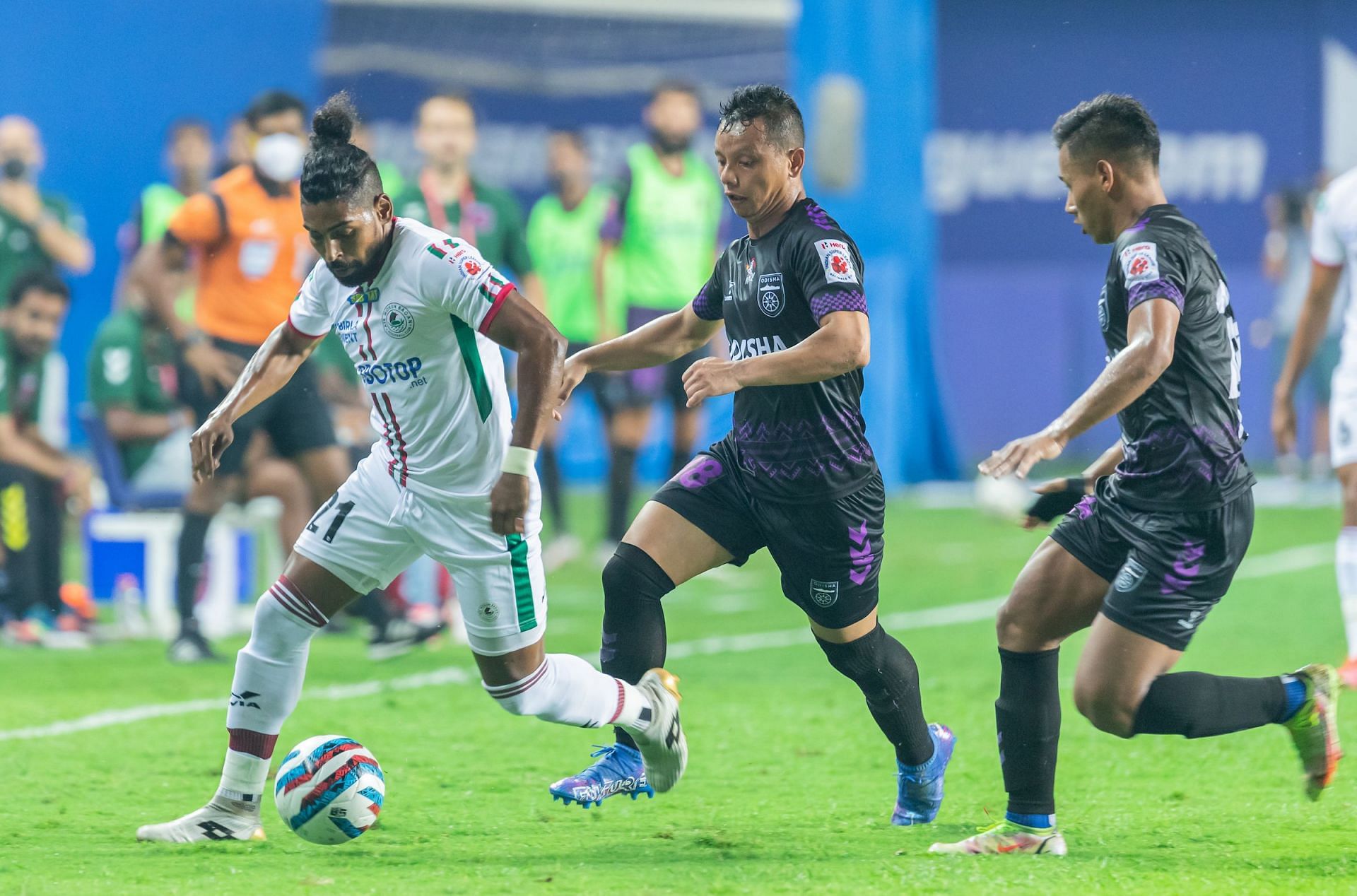 ATK Mohun Bagan&#039;s Roy Krishna and Odisha FC&#039;s Redeem Tlang vying for the ball/ (Image Courtesy: ISL Media)