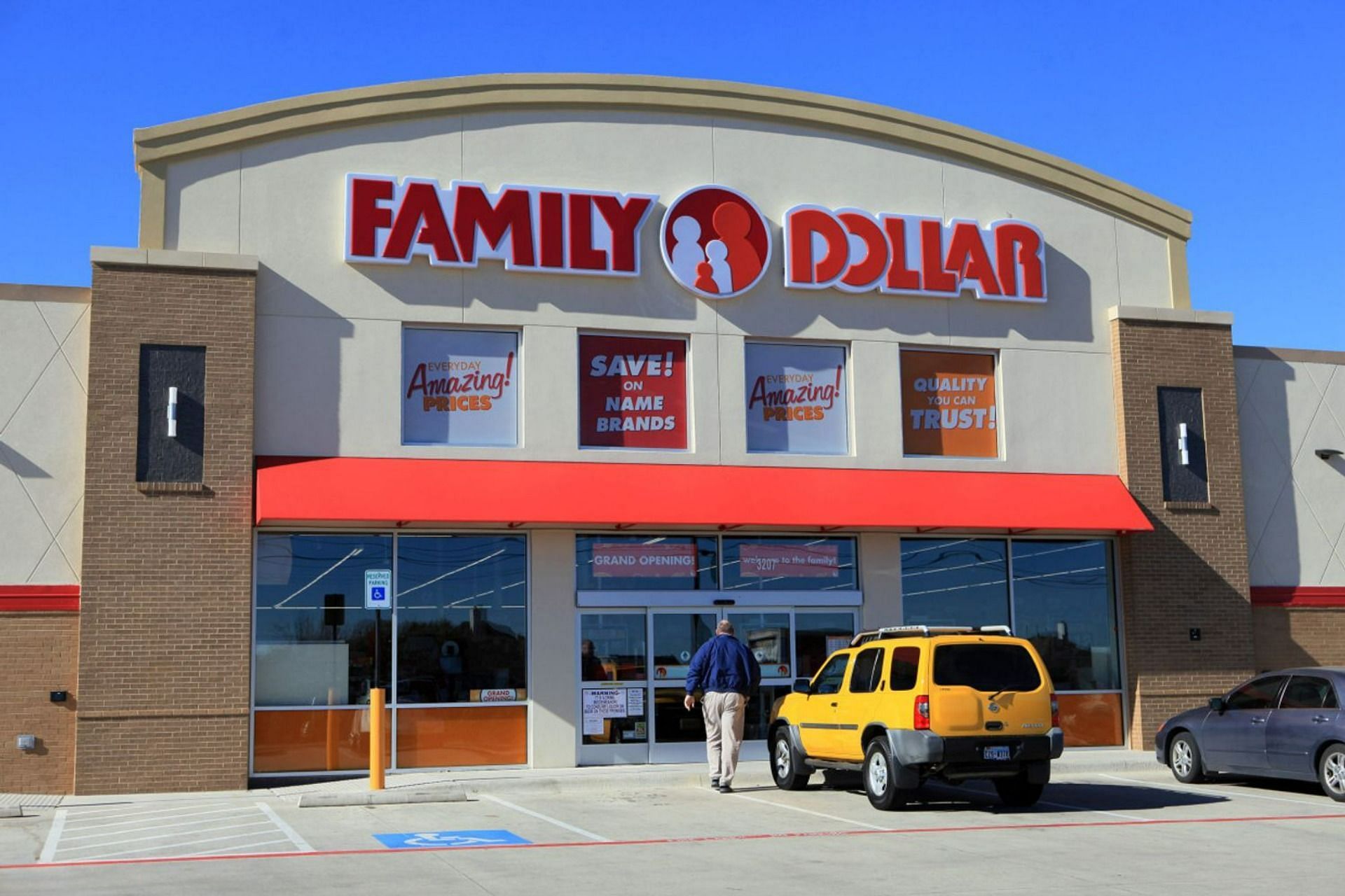 Family Dollar recalls products after rodent infestation (Image via Getty Images)