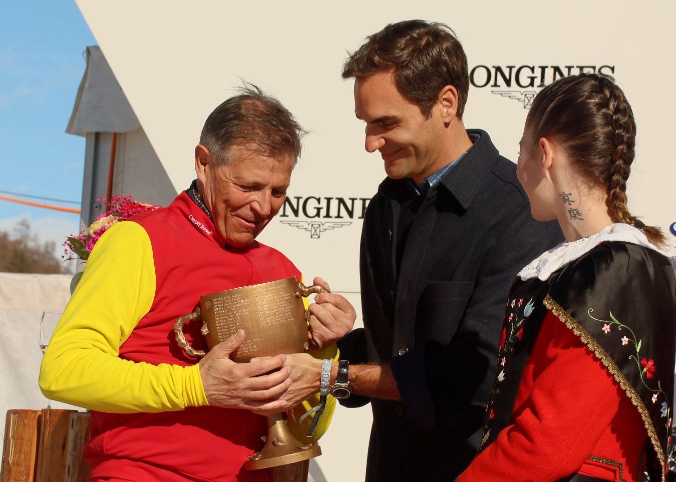 The Swiss maestro hands a trophy to a skikjöring enthusiast (Source: @norinchi_df)