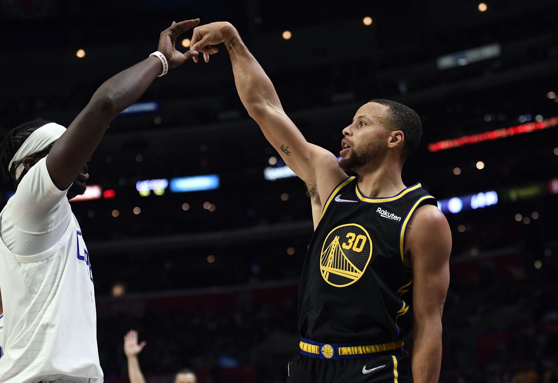 Stephen Curry of the Golden State Warriors shoots over LA Clippers' Reggie Jackson