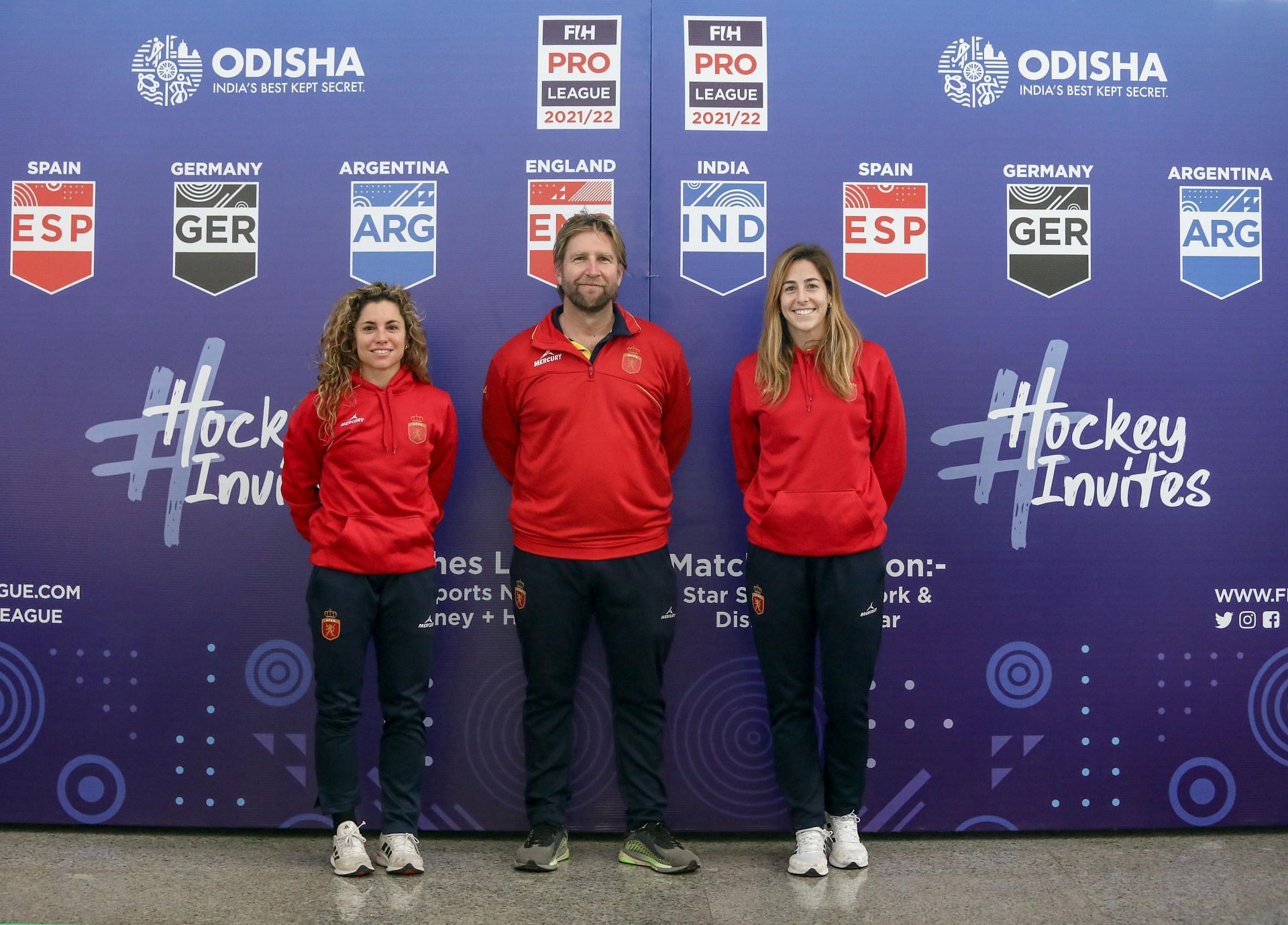 Spain&#039;s coach Adrian Lock and captain Georgina Oliva with a teammate. (PC: Getty Images)