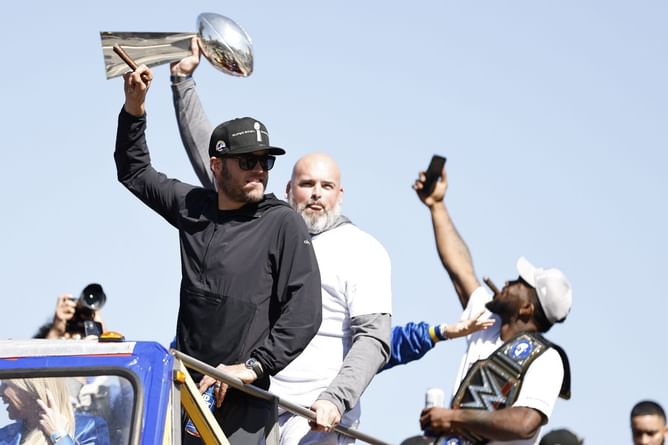 "So Matthew Stafford is an a**hole" - NFL fans upset with QB's reaction to photographer falling off stage in Super Bowl parade