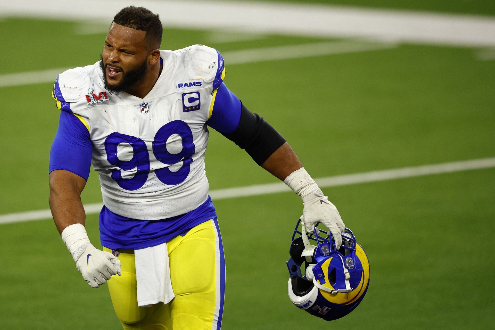 aaron donald flexes insane physique during super bowl parade