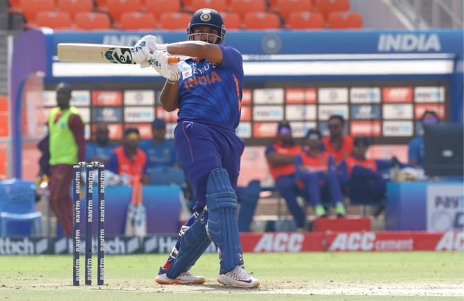 [Watch] Rishabh Pant falls to poor shot selection again, fails to make opportunity count at the top