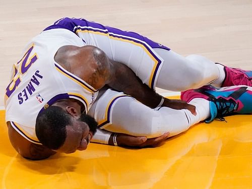 The LA Lakers' championship hopes rest on LeBron James' ailing knee. [Photo: Sports Illustrated]