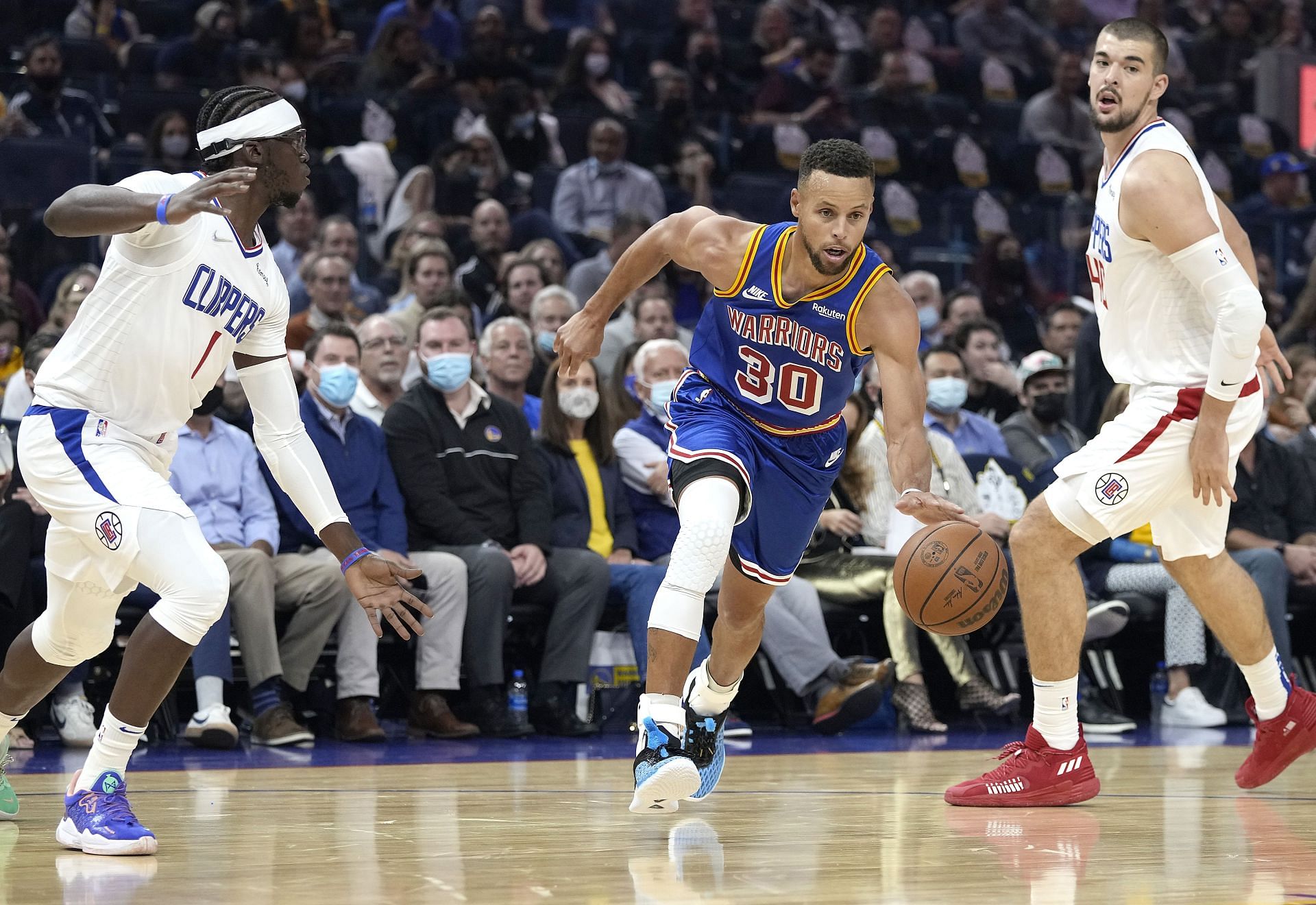 Steph Curry in action during the game between the Los Angeles Clippers and the Golden State Warriors.