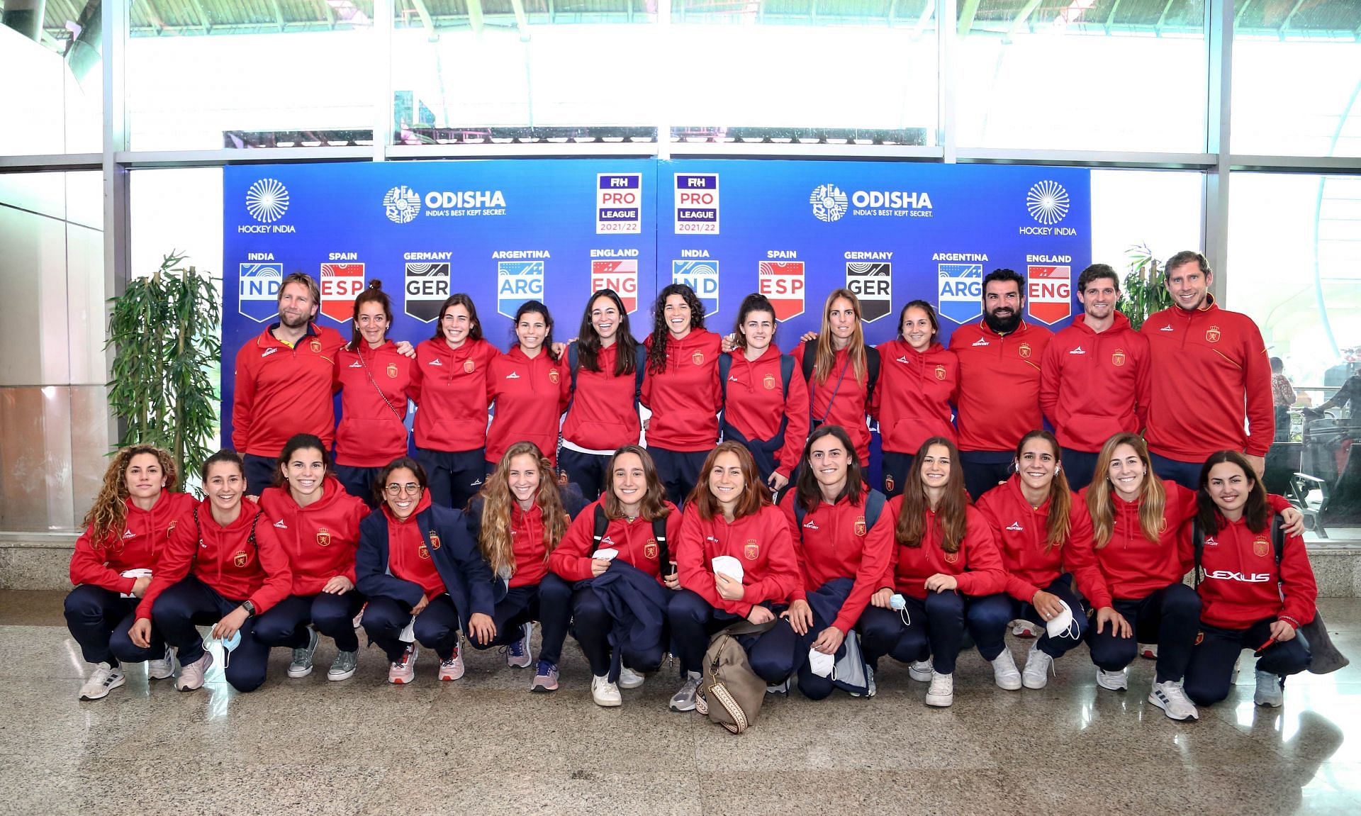 The Spanish women&#039;s hockey team at Bhubaneswar airport. (PC: Hockey India)