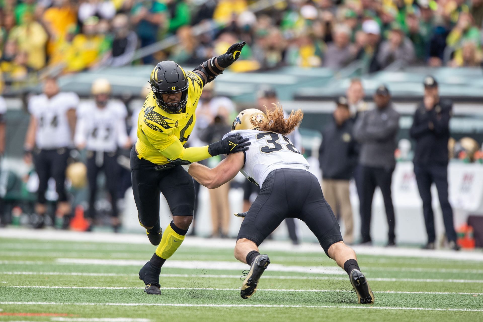 Colorado v Oregon - DE Kayvon Thibodeaux