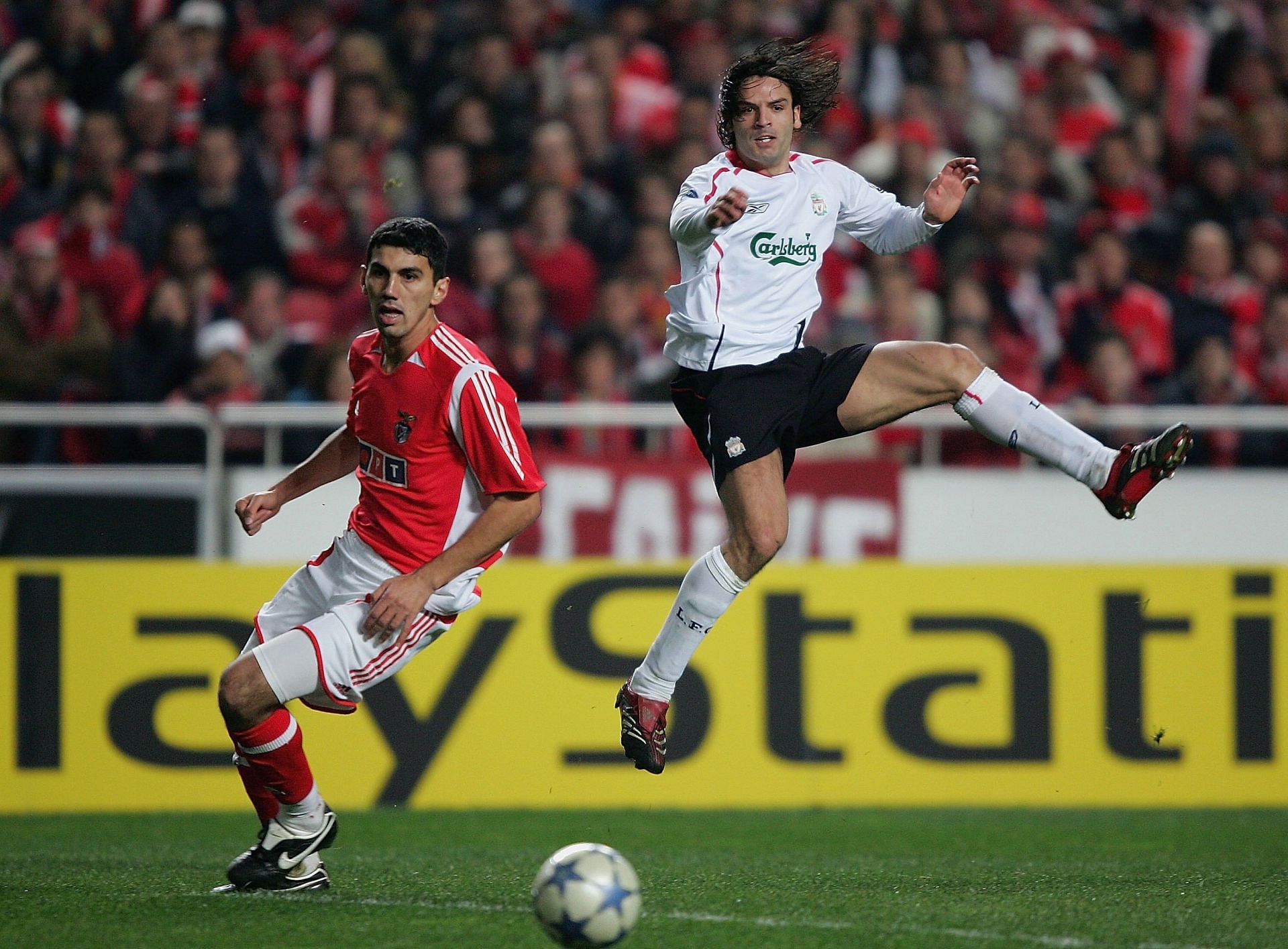 Liverpool&#039;s Fernando Morientes (right) shoots against Benfica