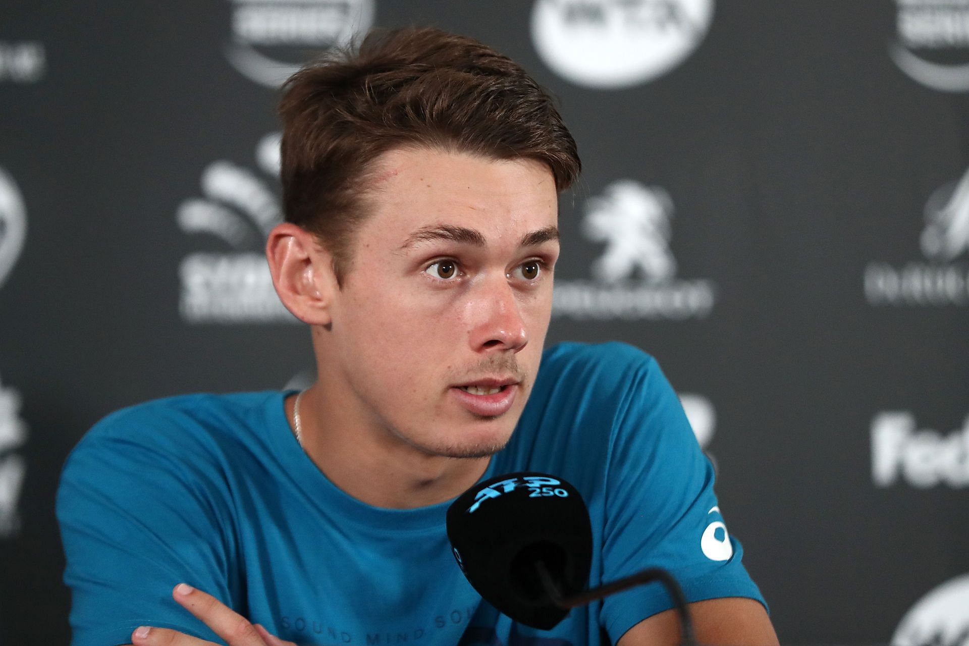 Alex de Minaur clarified his vaccination status amid reports that he had falsified his vaccination certificate