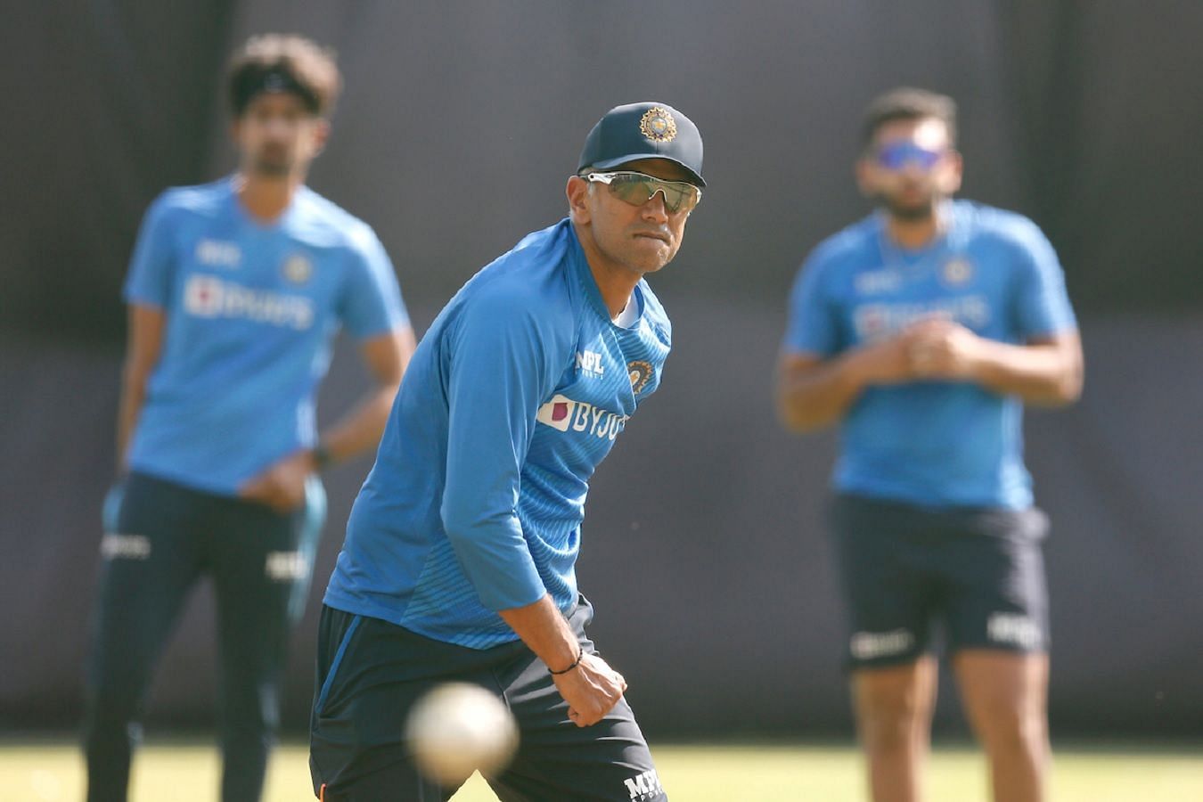 राहुल द्रविड़ ने भारतीय टीम के अभ्&zwj;यास सत्र के दौरान ऑफ स्पिन गेंदबाजी की