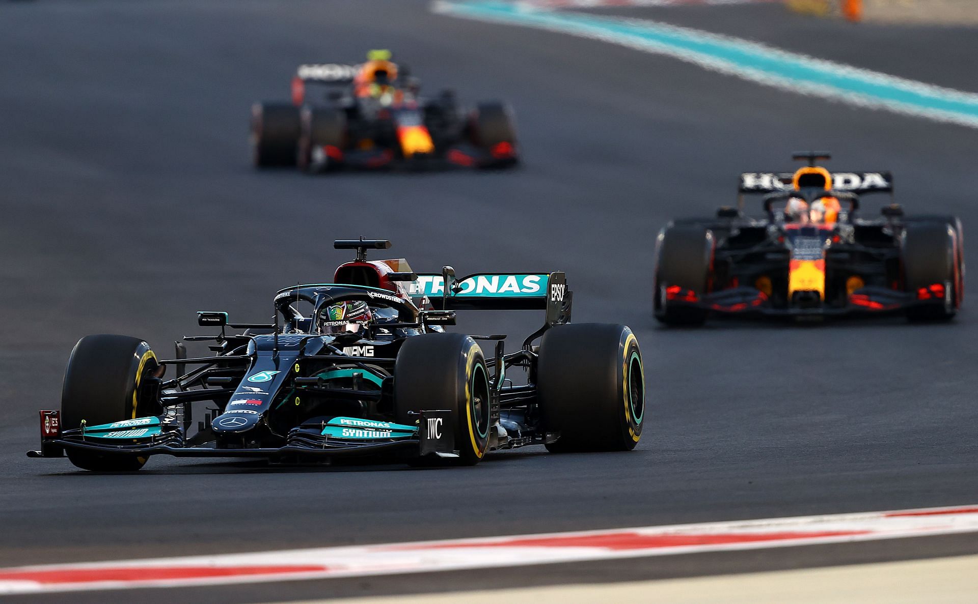 Lewis Hamilton (left) being chased down by Max Verstappen (right) at the 2021 Abu Dhabi Grand Prix (Photo by Bryn Lennon/Getty Images)