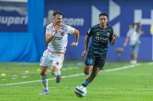 Kerala Blasters FC's Sahal Abdul Samad and SC East Bengal's Antonio Perosevic chase the ball (Image Courtesy: ISL)