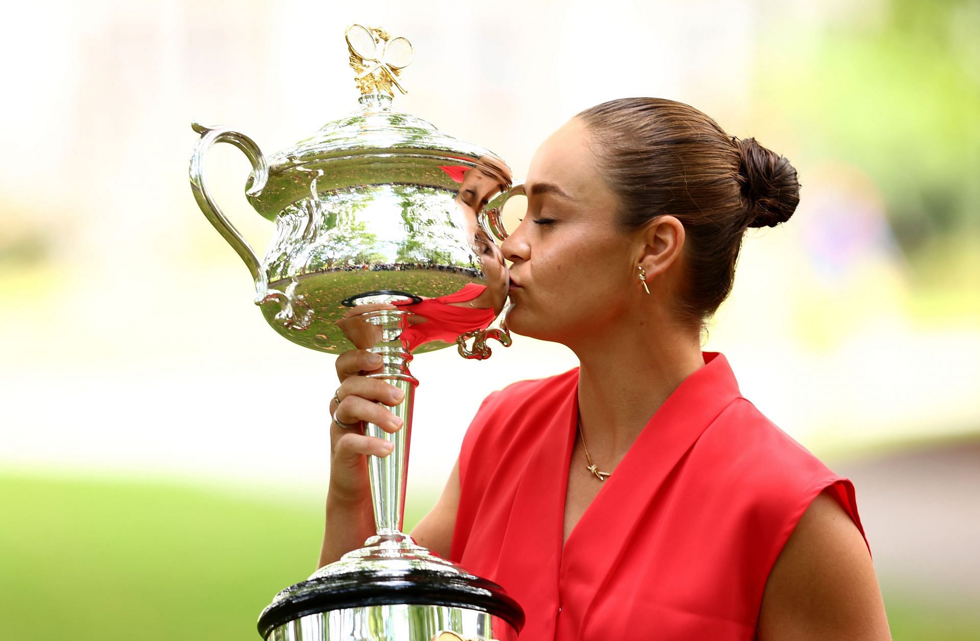 Ashleigh Barty with the Daphne Akhurst Memorial Cup after winning the 2022 Australian Open