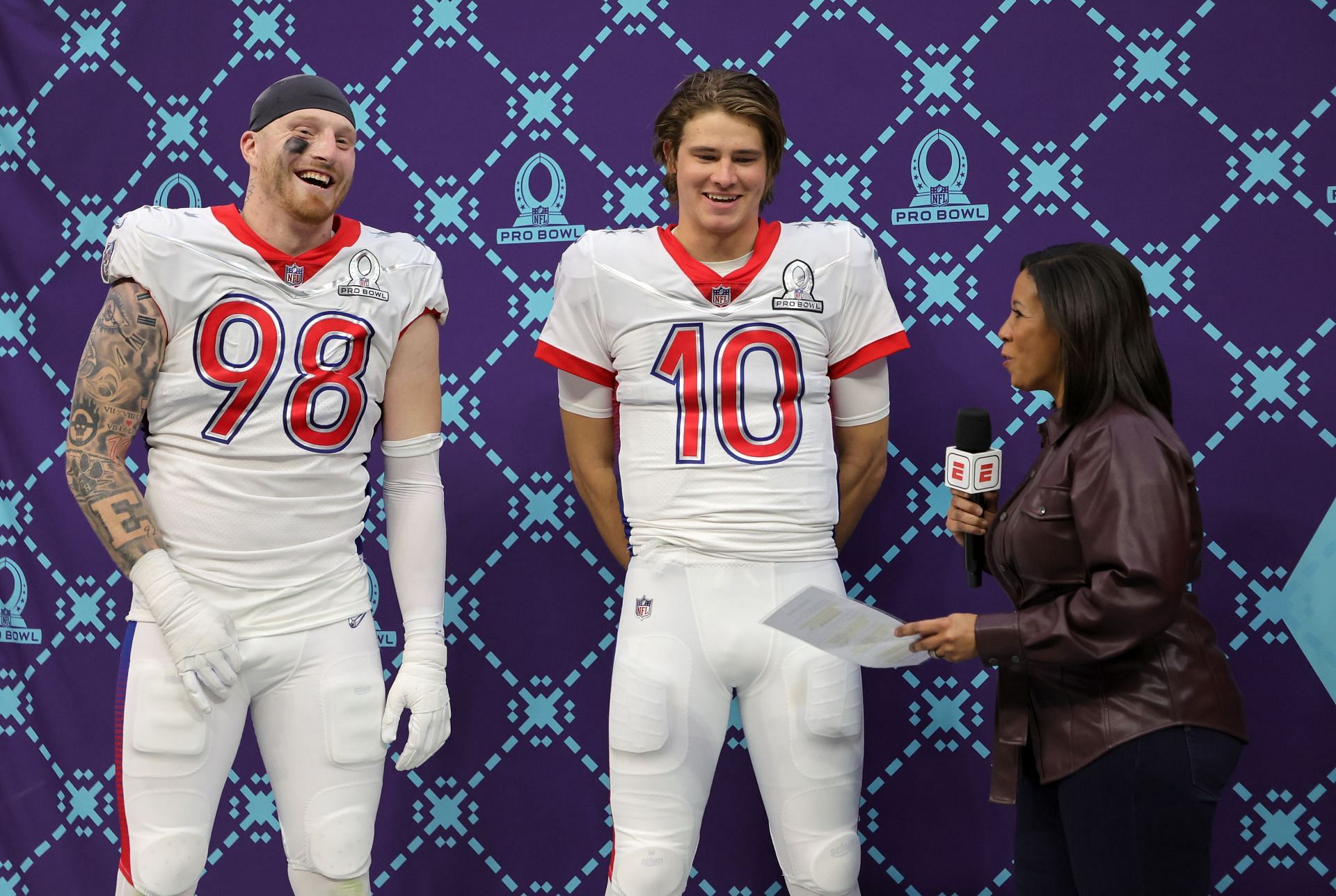 Maxx Crosby and Justin Herbert at the 2022 NFL Pro Bowl