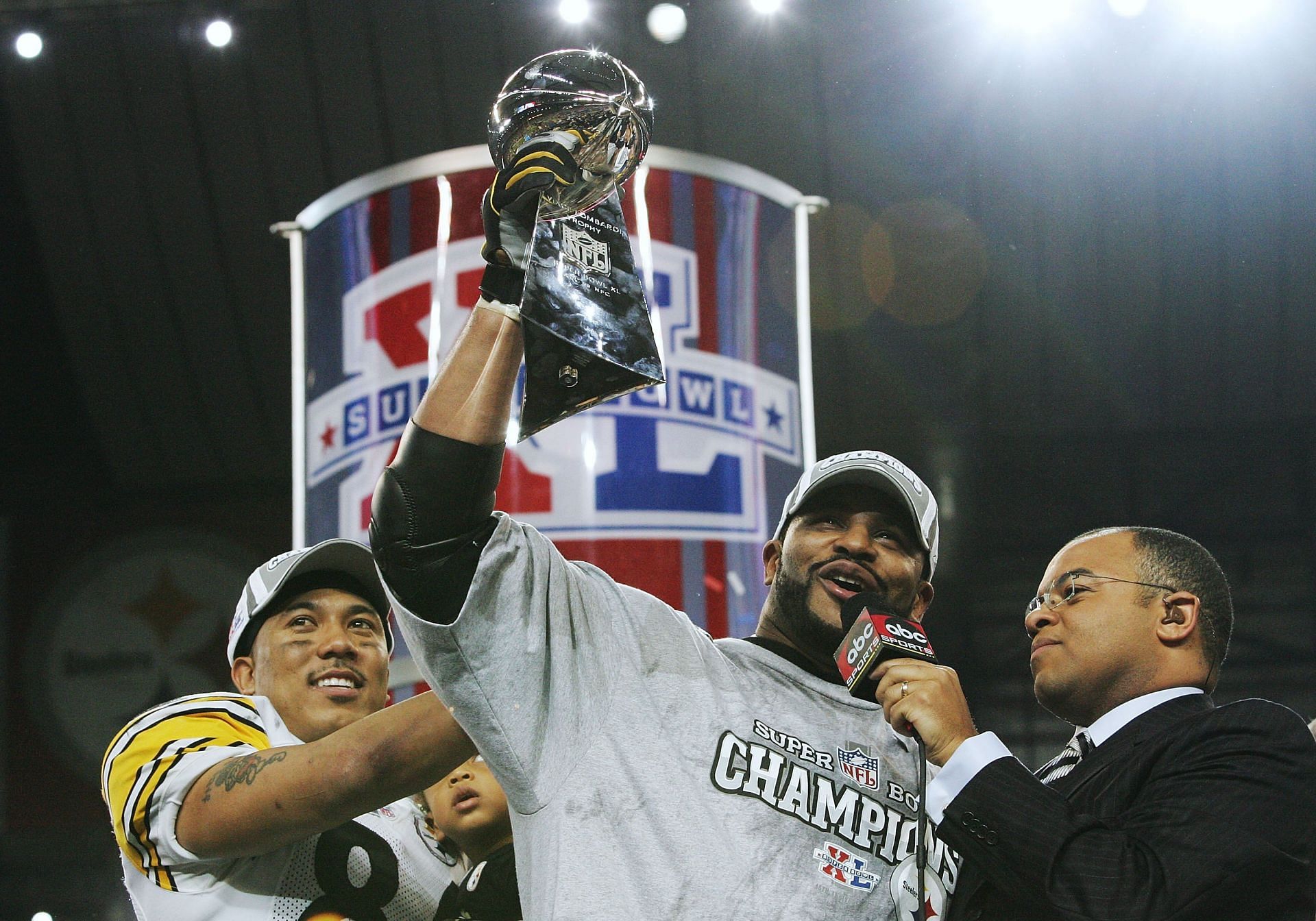 Jerome Bettis lifting the Vince Lombardi trophy with Hines Ward