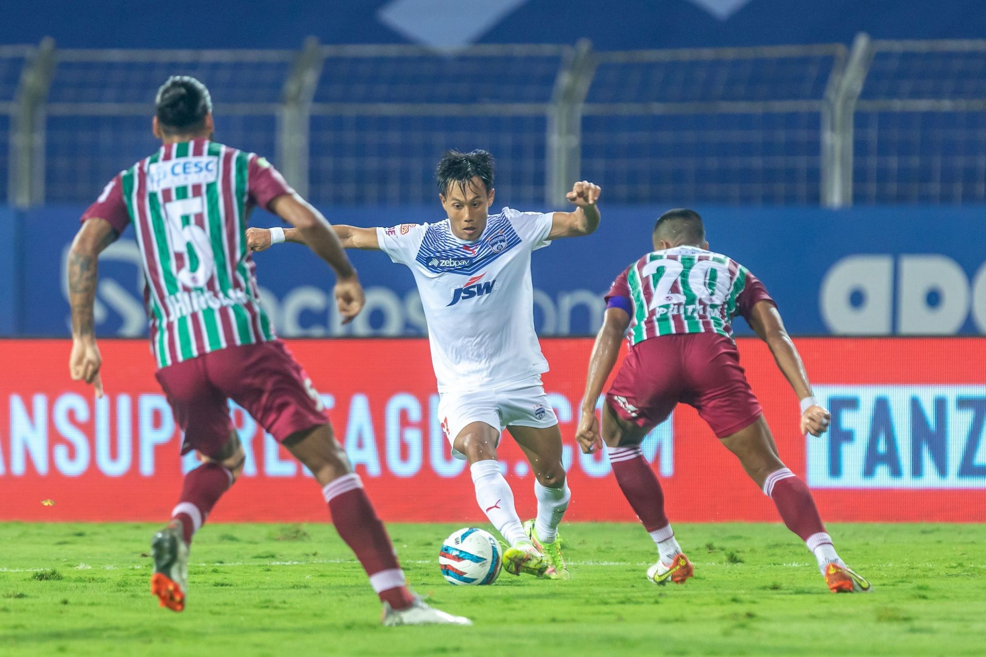 ATK Mohun Bagan&#039;s Pritam Kotal and Sandesh Jhingan trying to stop Udanta Singh (Image Courtesy: ISL)