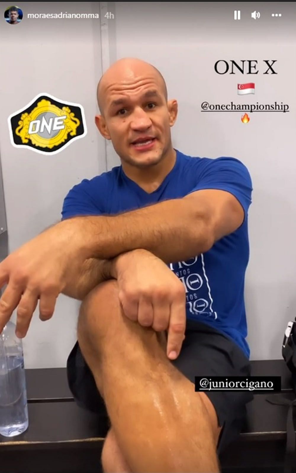 Junior dos Santos inviting everyone to watch &#039;Mikinho&#039; fight. [Photo: Screen capture from Adriano Moraes&#039; Instagram story]
