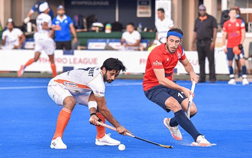 गेंद के लिए फ्रांसीसी खिलाड़ी के साथ संघर्ष करते टीम इंडिया के कप्तान मनप्रीत सिंह।