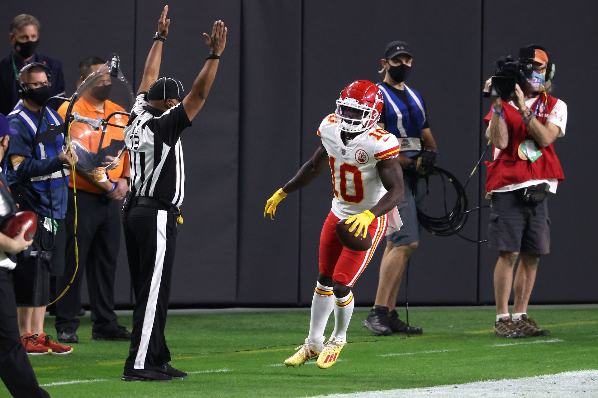 Usain Bolt mocks Tyreek Hill after losing race to Micah Parsons at